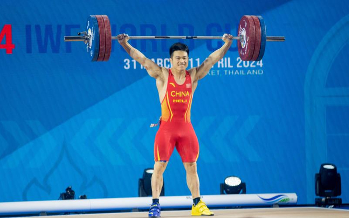 男子73公斤级比赛中，中国选手石智勇获得抓举金牌。  图/新华社