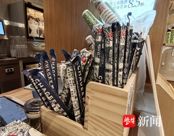  霸王茶姬使用的两种吸管，左侧为粗孔圆吸管，右侧为“三品管”