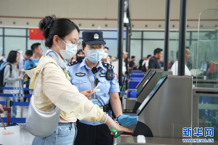 游客依次刷证入站（4月3日摄）。新华网 刘云 摄