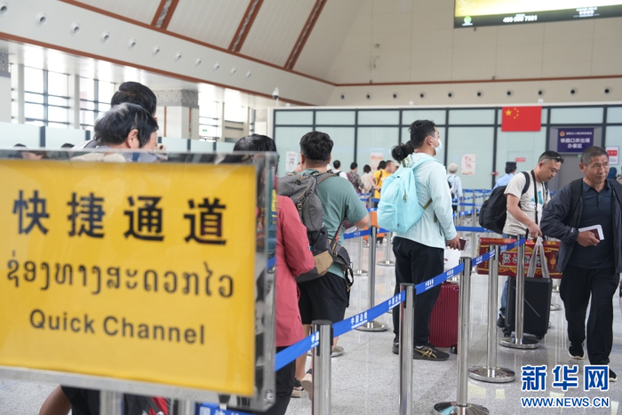 磨憨站内，游客正通过快捷通道安检入站（4月3日摄）。新华网 刘云 摄