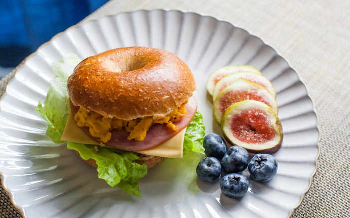 贝果三明治早餐|图源：图虫创意