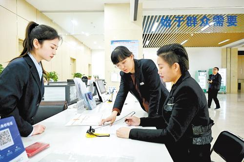     4月2日，在枣强县市民中心，工作人员指导刘淑华（右一）办理相关证照。  河北日报记者 焦磊摄