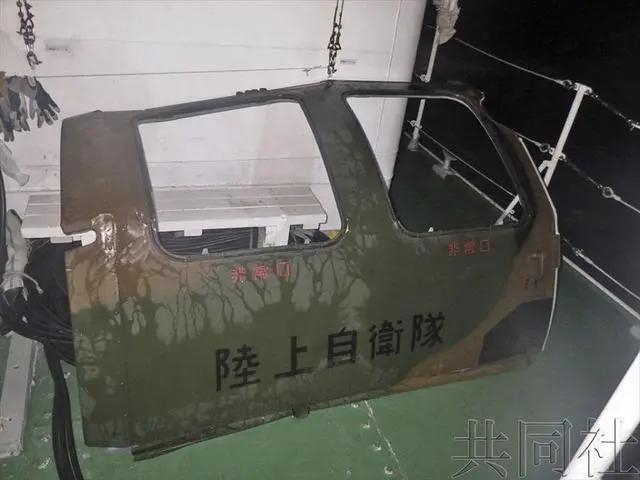 图为日本海上保安厅找到并回收的机舱门。