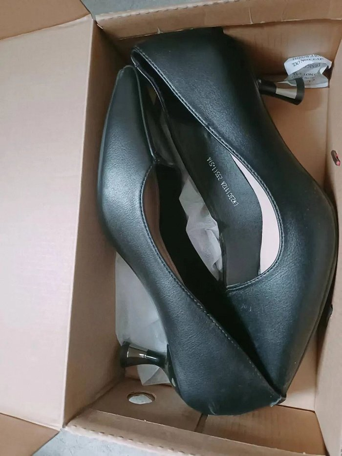 ▲张琪参加比赛时穿的高跟鞋。图 /受访者提供