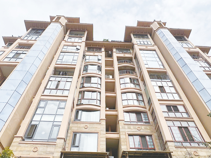     四川某地一小区的住宅楼，不少窗户被改造成大面积玻璃和窄边框    新华社发