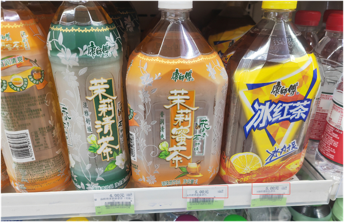 一连锁便利店销售的康师傅1L装茶饮 张露曦摄于2024年4月6日