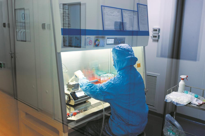 科研人员正在进行干细胞实验