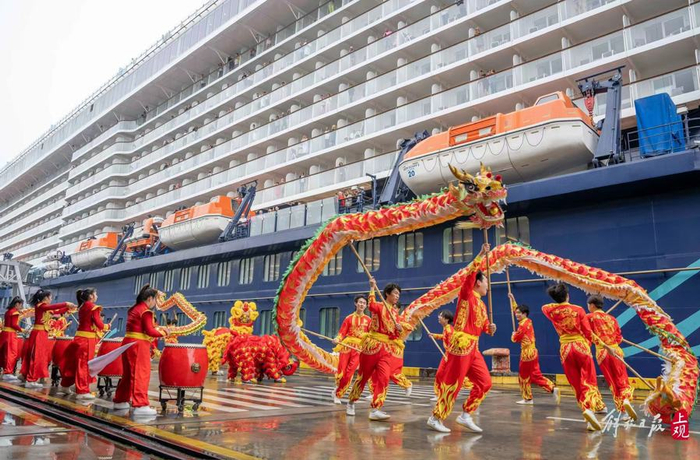 舞龙舞狮吸引了邮轮游客的眼球。孟雨涵 摄