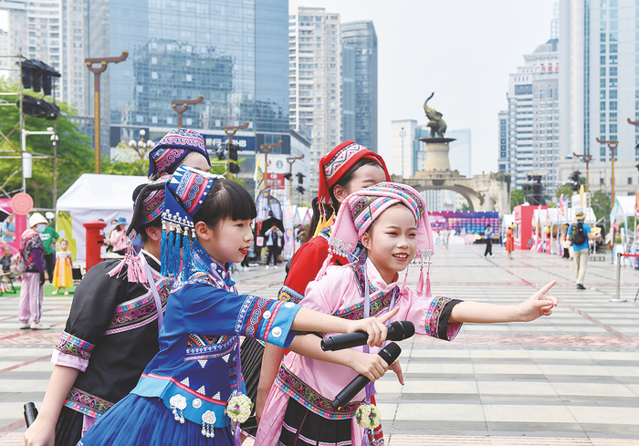     ◀民歌路演，大家一起唱响广西三月三（资料图）    本报记者 潘浩 摄