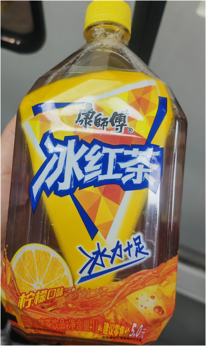 康师傅1L装冰红茶 张露曦摄于2024年4月6日