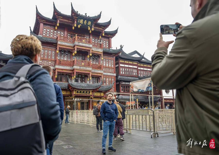 海外游客在豫园商城区域留影。  孟雨涵 摄