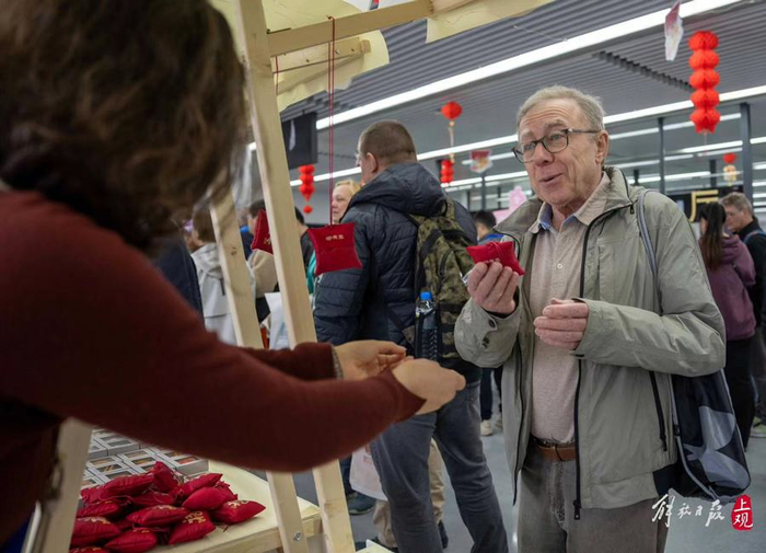 不少外国游客对香囊颇感兴趣。  孟雨涵 摄