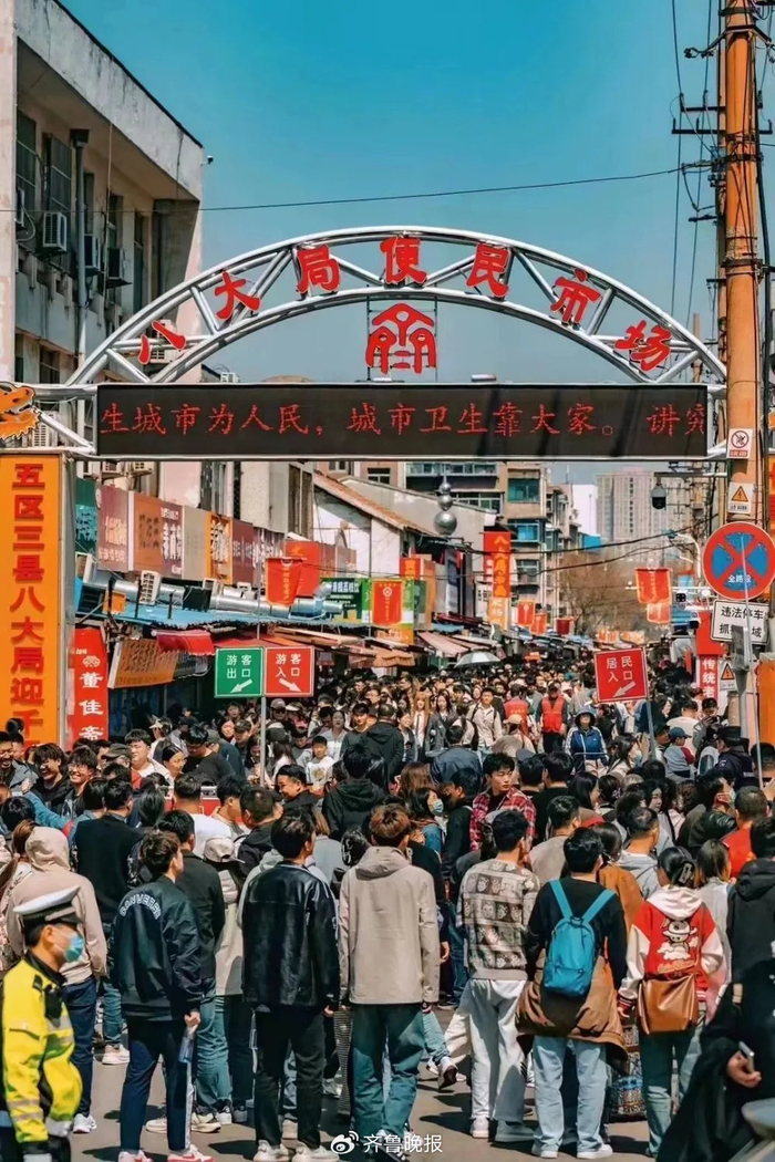 八大局便民市场熙熙攘攘的人群。（梁兆福 摄）