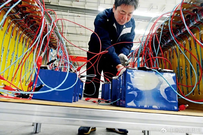 赛德美公司一处工厂内，工作人员安装动力电池回收处理设备。图/IC