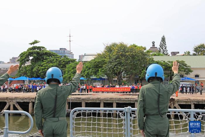   4月5日，中国海军第45批护航编队离开莫桑比克马普托港，官兵向欢送人群挥手致意。新华社发（王远方摄）