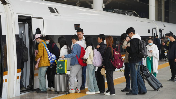 4月6日，旅客在河北省石家庄火车站出行。 新华社 发（闫志国 摄）