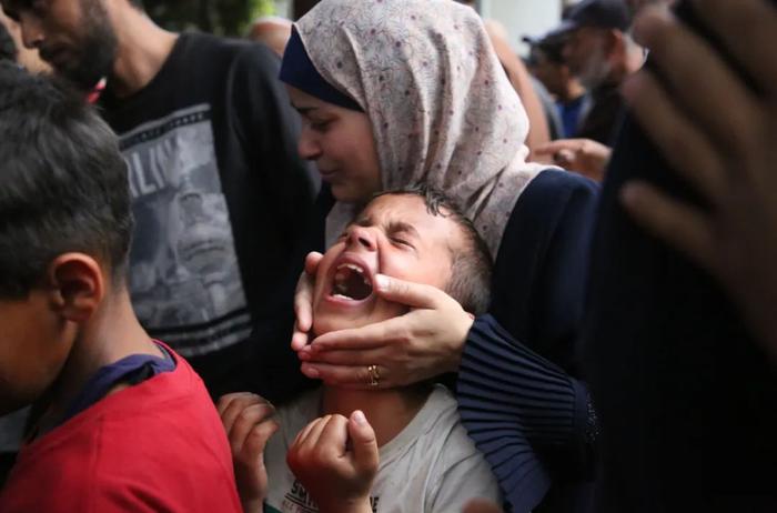 这是4月1日在加沙地带拉法一家医院拍摄的悲痛的人们。新华社发（哈立德·奥马尔摄）