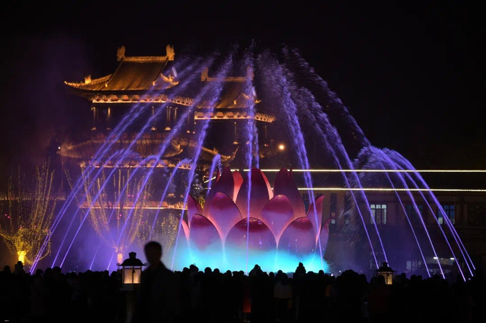 乐山大佛文化广场夜景。乐山大佛景区供图