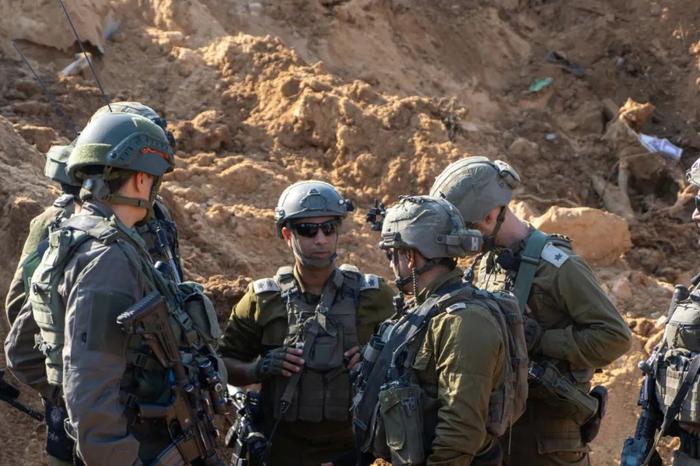 这张以色列国防军1月22日发布的照片显示，以军地面部队在加沙地带开展军事行动。新华社发