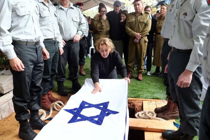 1月23日，在以色列特拉维夫的一处公墓，家人送别一名以色列士兵。新华社发（吉德翁·马科维奇摄/基尼图片社）