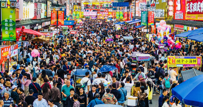 乐山美食街区人潮涌动。唐学军 摄