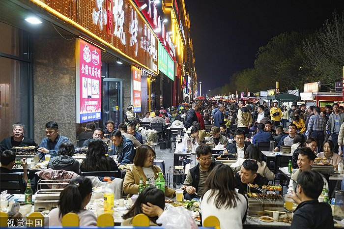 清明期间，山东淄博烧烤；图片来源：视觉中国