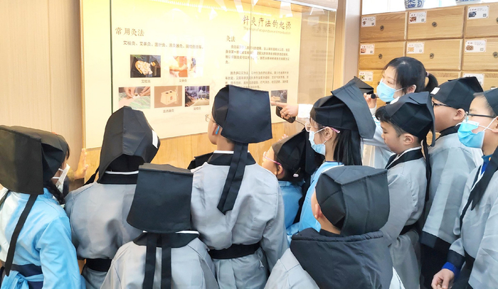 上城区九堡街道兴安社区小小中医团到上城区中医药博物馆九堡分馆参观。高旭丹摄