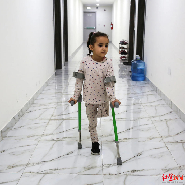 ▲失去左腿的加兹尔·巴克尔