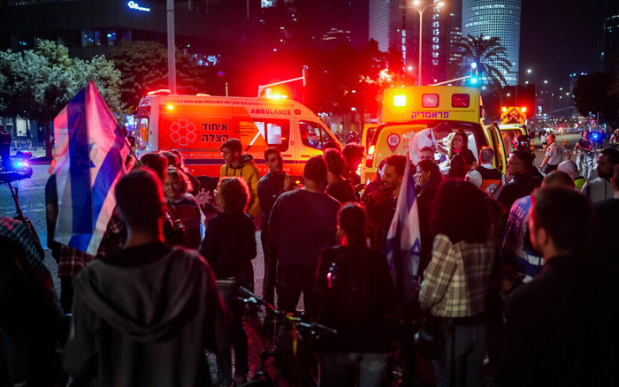救护车拉走被汽车撞伤的抗议者 图源：社交媒体