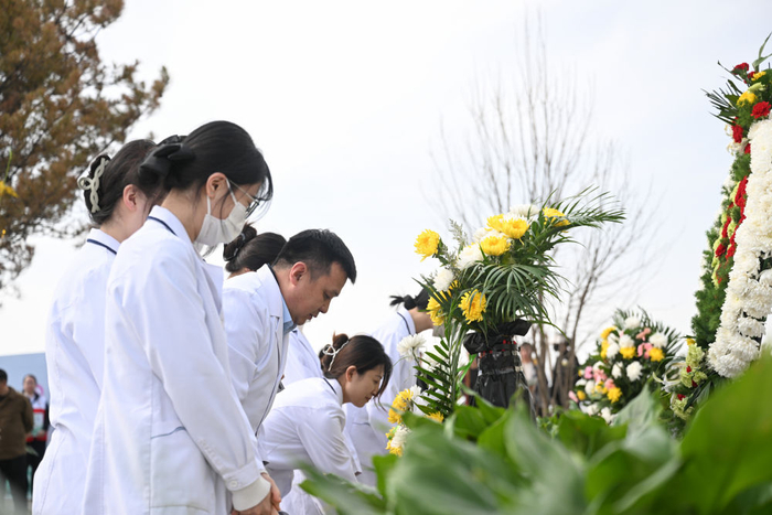 　　4月2日，医务人员代表在内蒙古生命礼赞园向遗体和人体器官捐献者敬献花篮。新华社记者 贝赫 摄