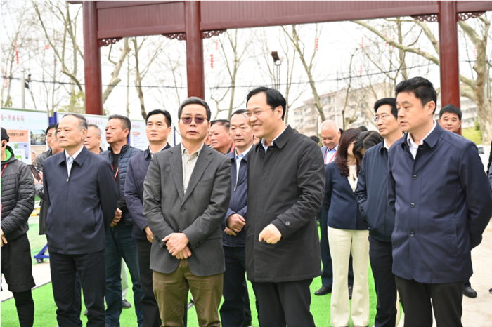 图为：领导和嘉宾在园区参观