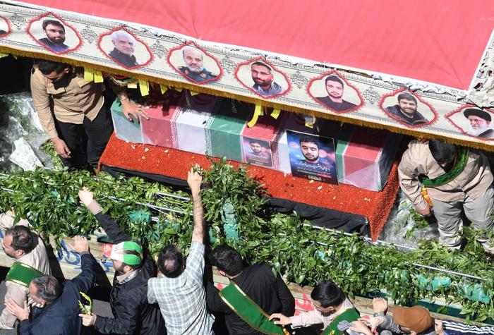 　　4月5日，在伊朗德黑兰，人们参加伊朗驻叙使馆遭袭事件中丧生的7名伊朗伊斯兰革命卫队成员的葬礼。新华社记者沙达提摄