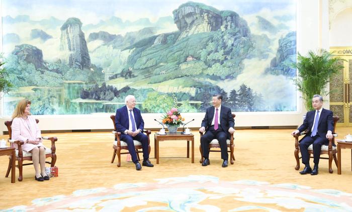   4月8日，国家主席习近平在北京人民大会堂会见法国梅里埃基金会主席梅里埃夫妇。新华社记者 黄敬文 摄