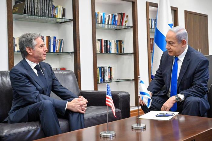 1月9日，以色列总理内塔尼亚胡（右）在特拉维夫会见美国国务卿布林肯。新华社发（以色列政府新闻办公室供图）