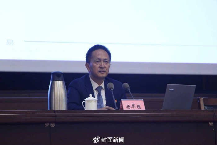 杨华德作先进事迹报告（摄影：张生俊）