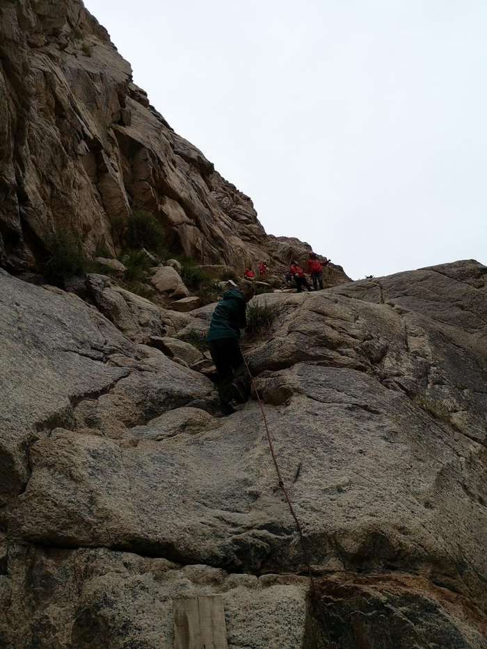 ▲调查人员在野外开展金矿勘查