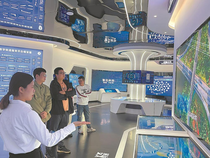 智旦科技工作人员介绍主要产品“货运宝”。（受访者供图）