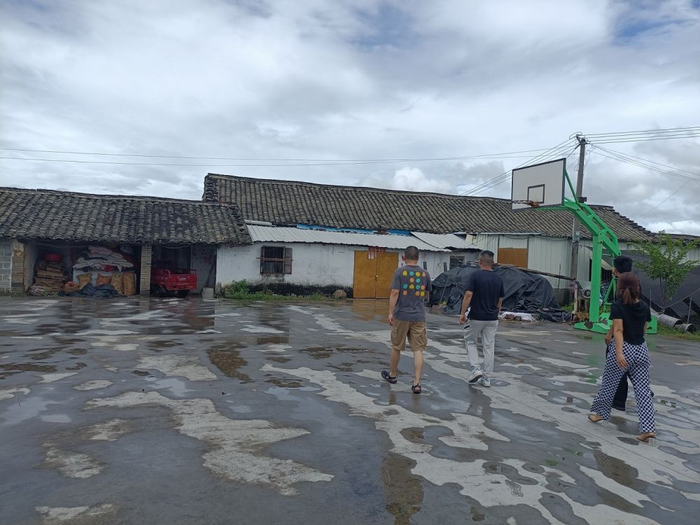 广西灵山县某城中村，伪劣兽药生产厂家租用废弃多年的农村小学用房做生产车间。（枝江市公安局供图）