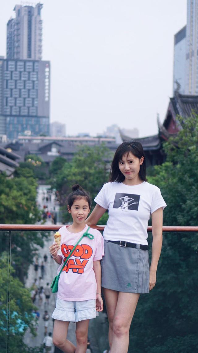 彭磊微博晒妻子与女儿照片