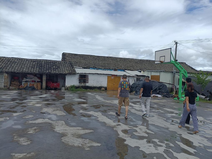 　　广西灵山县某城中村，伪劣兽药生产厂家租用废弃多年的农村小学用房做生产车间。（枝江市公安局供图）