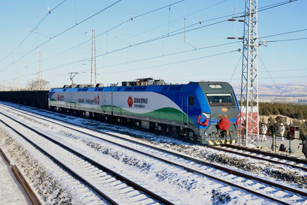 图为两万吨重载列车停靠在准池线卧厂站