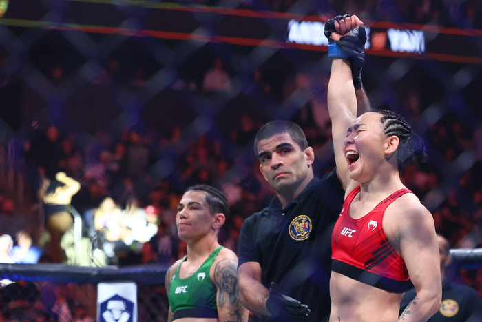 当地时间2023年5月6日，2023 UFC288纽瓦克ppv大赛女子草量级，闫晓楠战胜安德拉德 图据IC photo