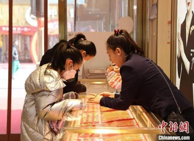 2024年2月，市民在商场内选购黄金饰品。中新社记者 于晶 摄