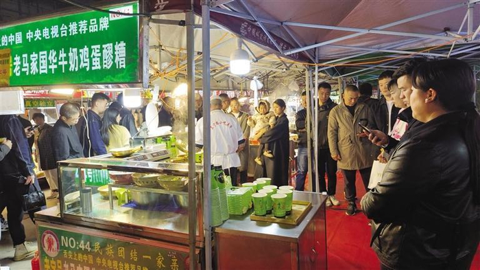     牛奶鸡蛋醪糟深受游客喜爱