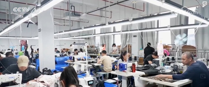 　　生产车间里，正在进行的这道工序是完成马面裙的基本造型。