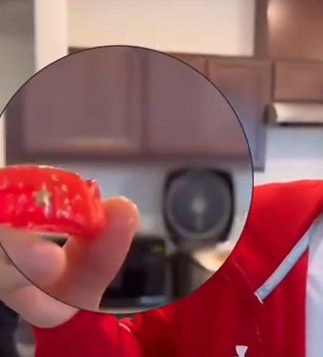 张伟丽展示自己的护齿