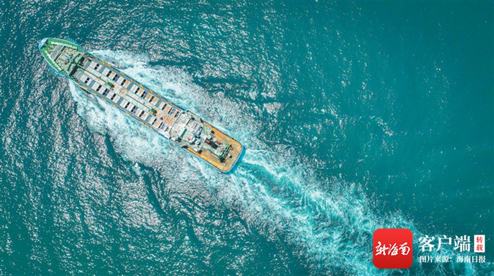 万宁大洲岛海域，一艘装载鱼苗的船舶出发前往日本。海南日报记者 张茂 摄