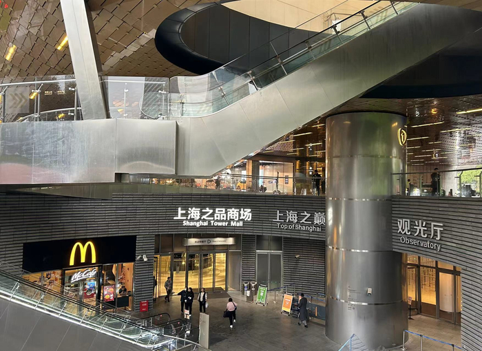 上海中心一半以上的餐饮店铺都集中在裙楼的“上海之品商场”。（时代周报 王晨婷/摄）