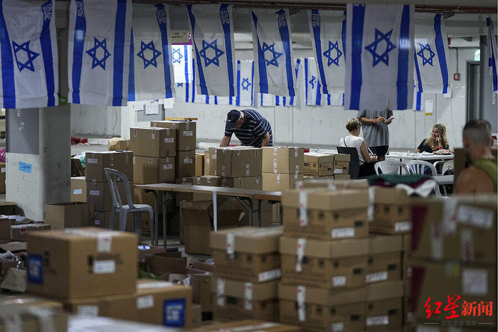 ▲志愿者们在捐赠中心工作，以支持以色列士兵和从边境撤离的20万以色列人