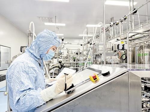     3月22日，河北纳科生物有限公司纯化车间，工作人员正在检测人源化胶原蛋白产品纯化数据。  何凯达摄